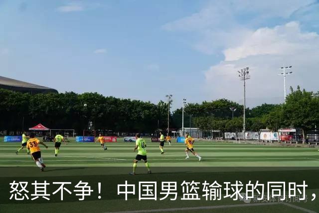 怒其不争！中国男篮输球的同时，日本替补席做出哭鼻子的嘲讽动作